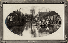 14763 Gezicht op de Grift en de Zwaai met enkele aken en bebouwing te Veenendaal; met rechts een grote groep personen.